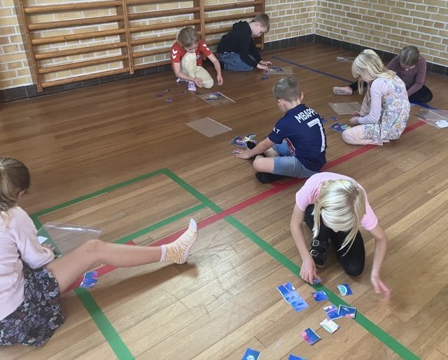Aktiviteter på gulv i gymnastiksalen